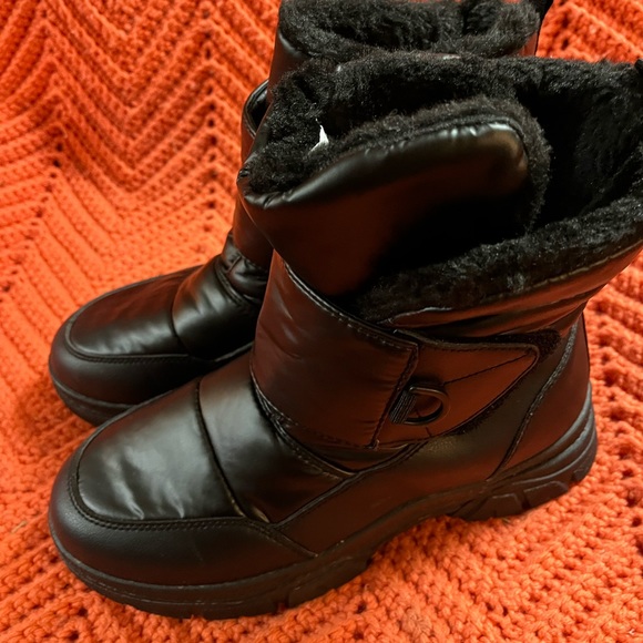 Source Unknown on the brand, solid black, Fur lined boots, size 7 Ladies, Cute - Picture 4 of 8